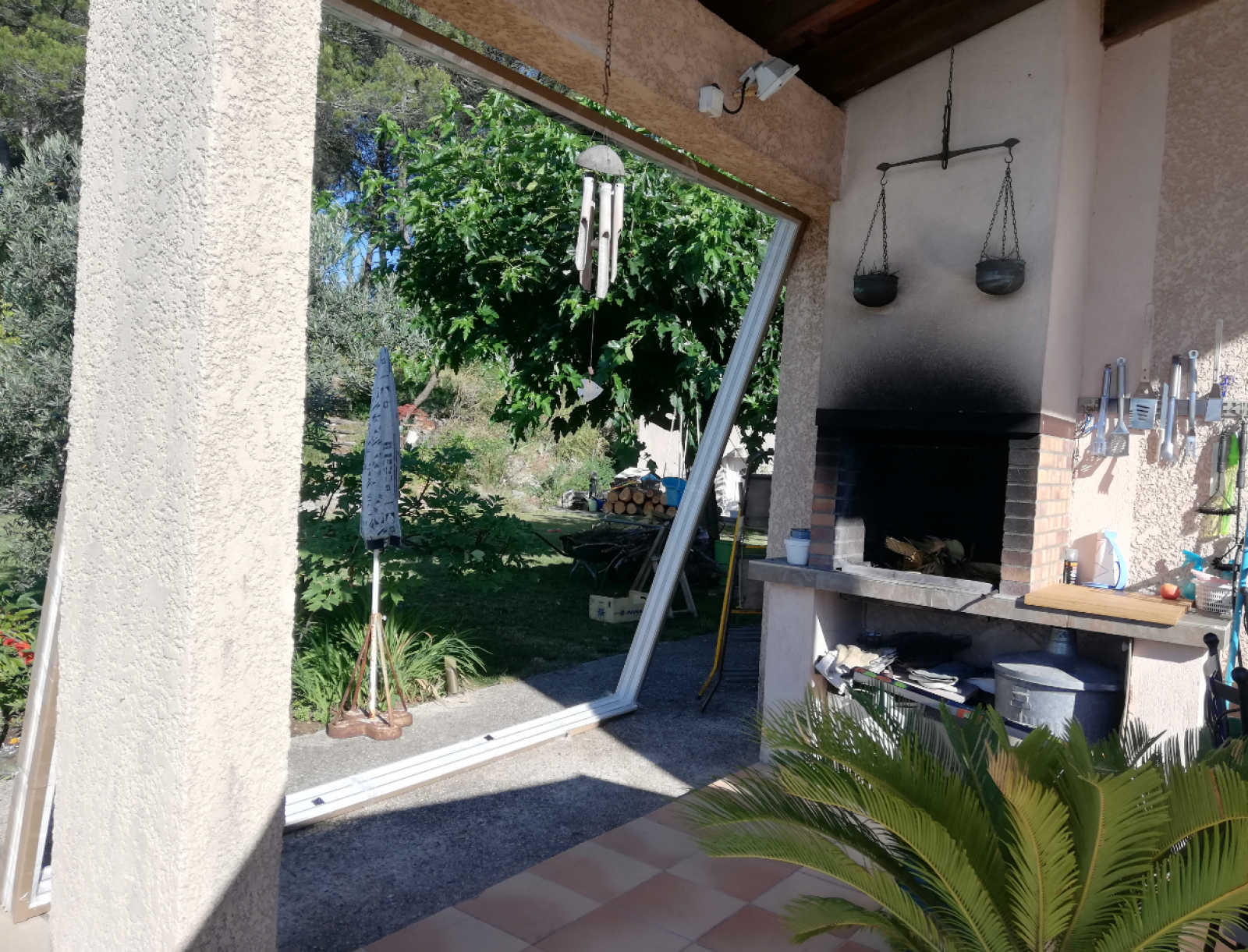 Fermeture d'une loggia avec vitre en PVC à Mimet PACA