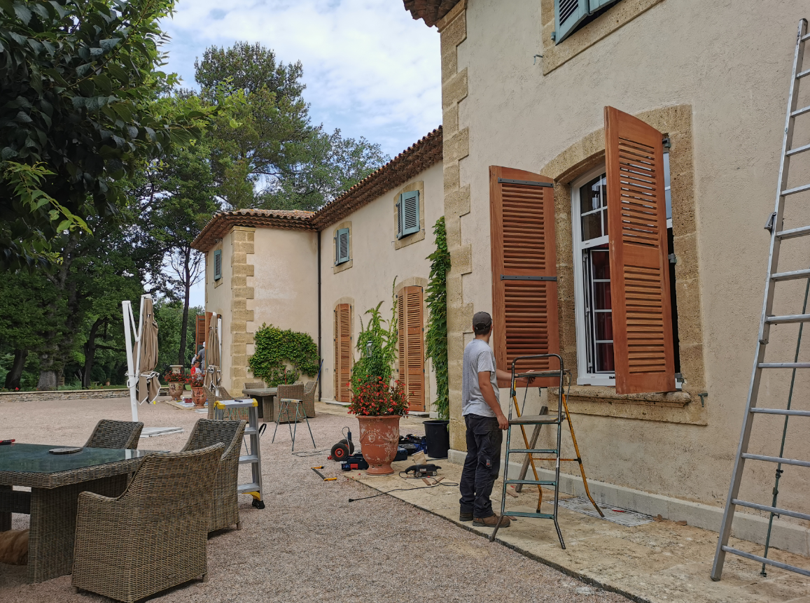 REMPLACEMENT DE VOLETS BOIS CINTRES PERSIENNES SUR MESURE SUR AIX EN PROVENCE