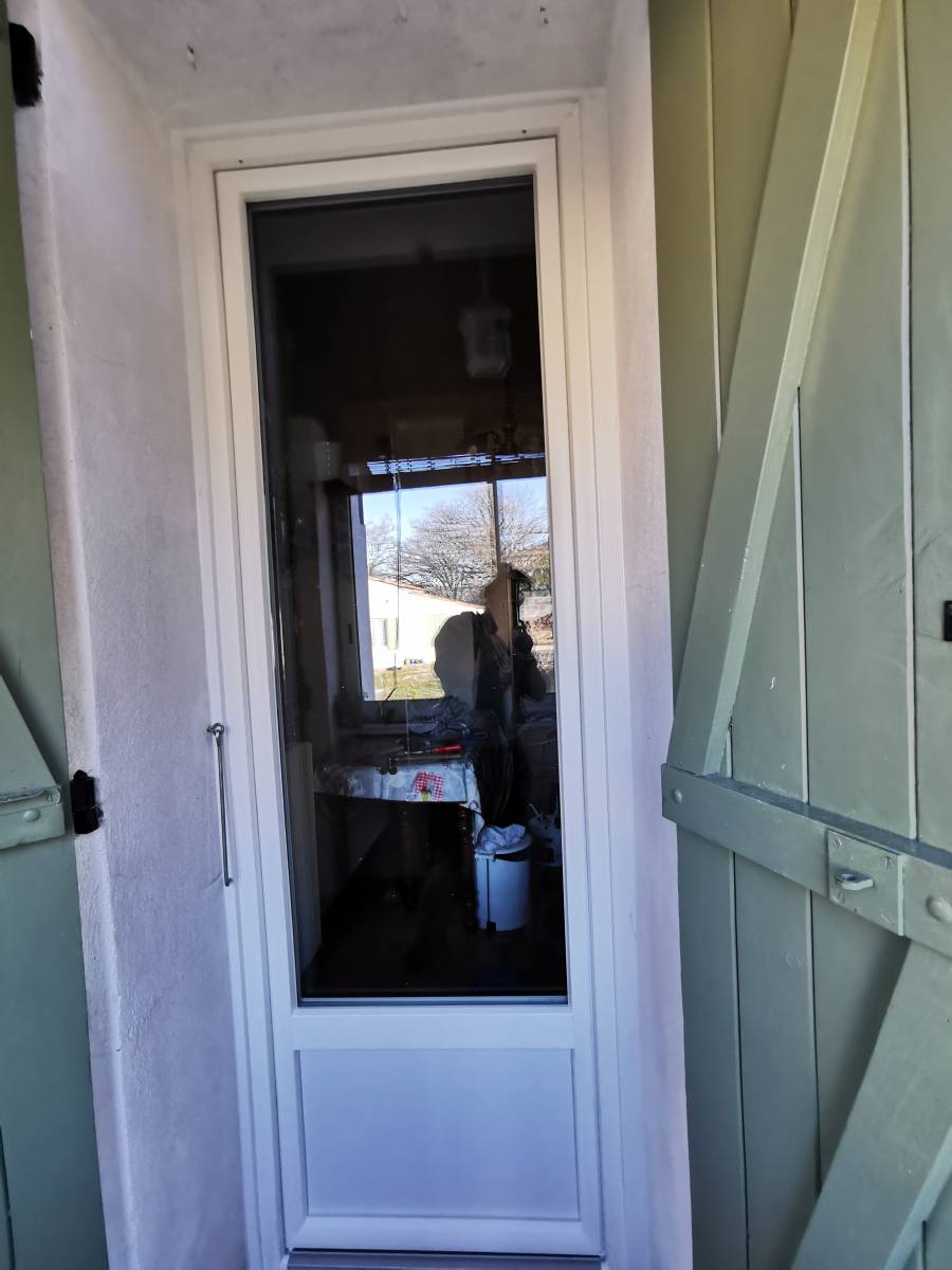 Pose d'un porte vitrée sur mesure en PVC blanc à Trets