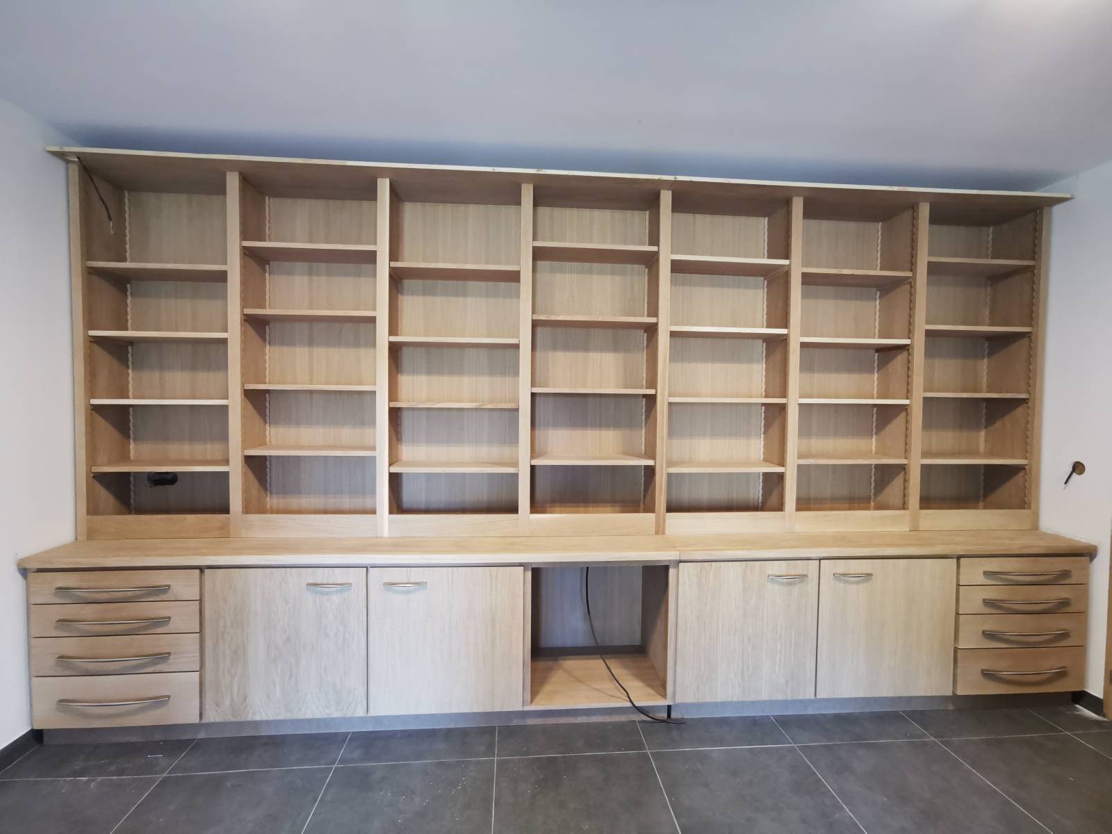 conception d'une bibliothèque en chêne sur mesure à Fuveau