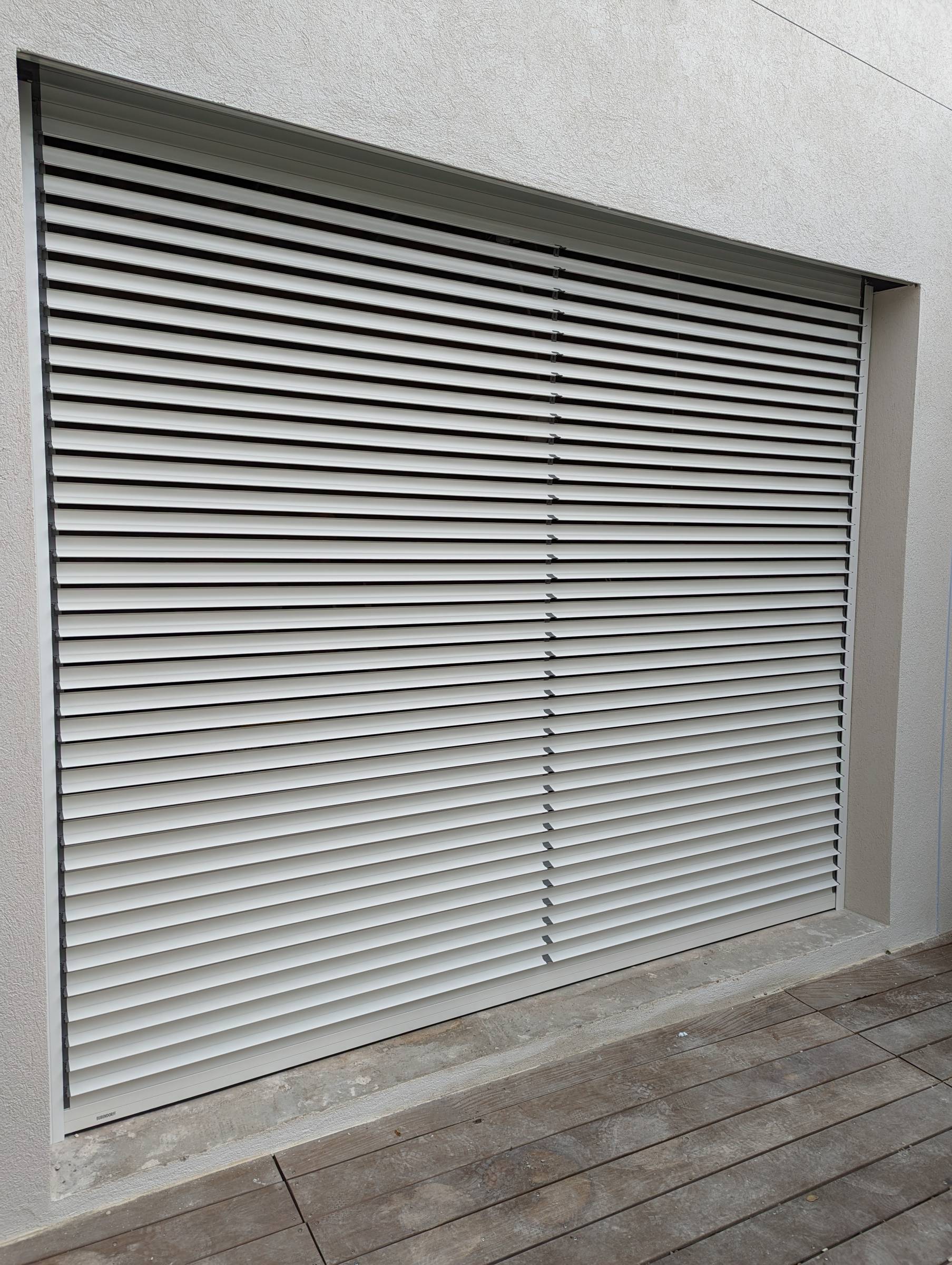 Installation d'un volet roulant à lames orientables en aluminium