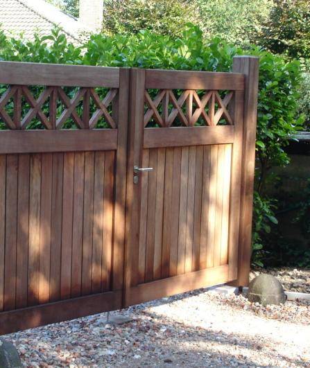 Création d'un portail manuel en bois sur mesure pour maison à Greasque