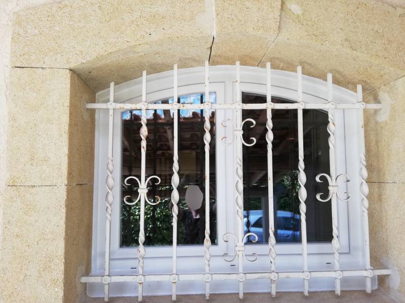 Remplacement d'une fenêtre cintré en PVC blanc avec double vitrage proche Aix en Provence