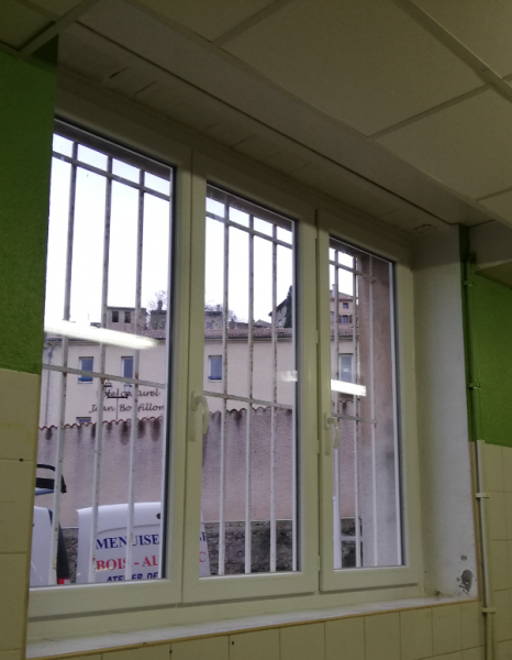Installation menuiserie double vitrage en PVC coloris blanc pour école à Fuveau 