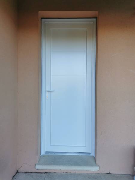 Remplacement d'une porte d'entrée en bois par une porte en PVC blanc à Fuveau 13710
